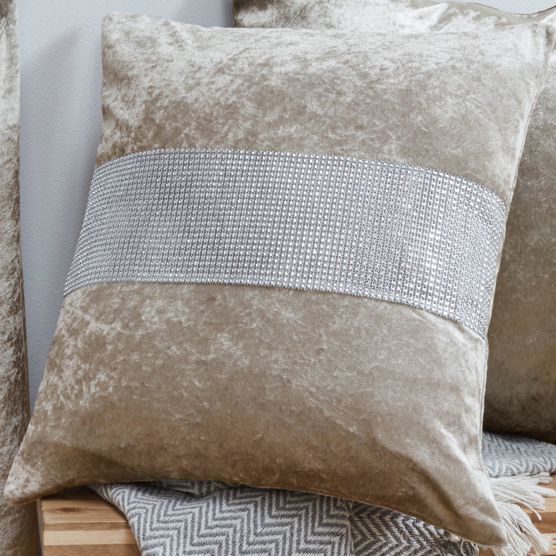 Crushed Velvet Fully Lined Ready Made Eyelet Curtains (Cream)